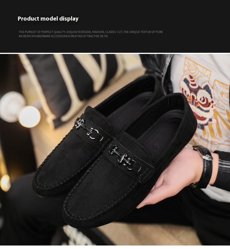 Mocassins à enfiler en daim noir avec un détail de boucle métallique en mors de cheval, conçus comme des mocassins à enfiler en daim marron pour homme avec mors de cheval