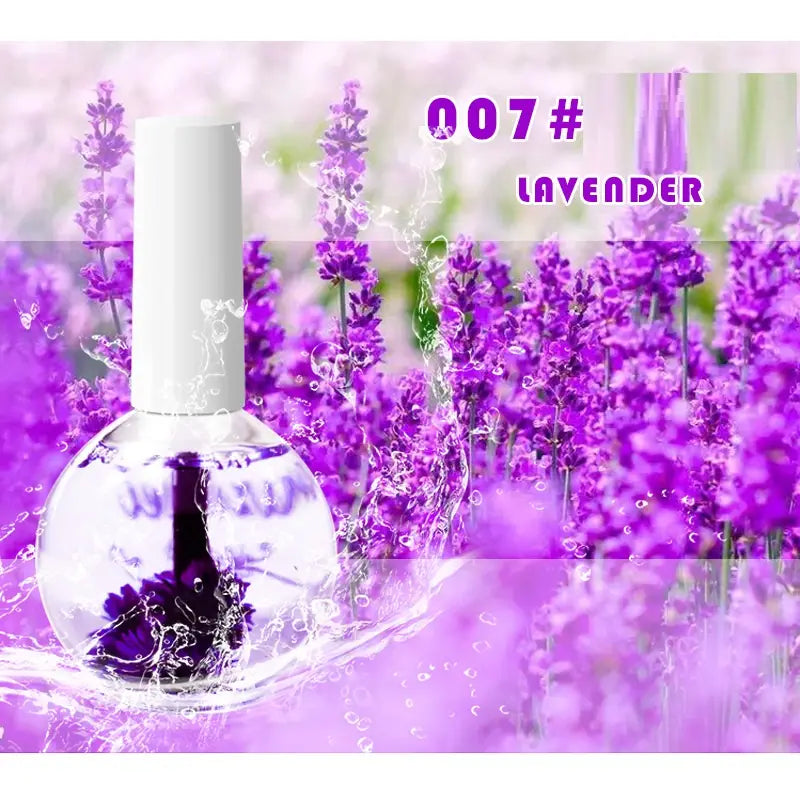 Une bouteille en verre transparente de traitement huile revitalisant des fleurs séchées pour les ongles et les cuticules remplie d’un liquide de couleur lavande et contenant, au fond, des fleurs de lavande séchées, avec un bouchon blanc.
