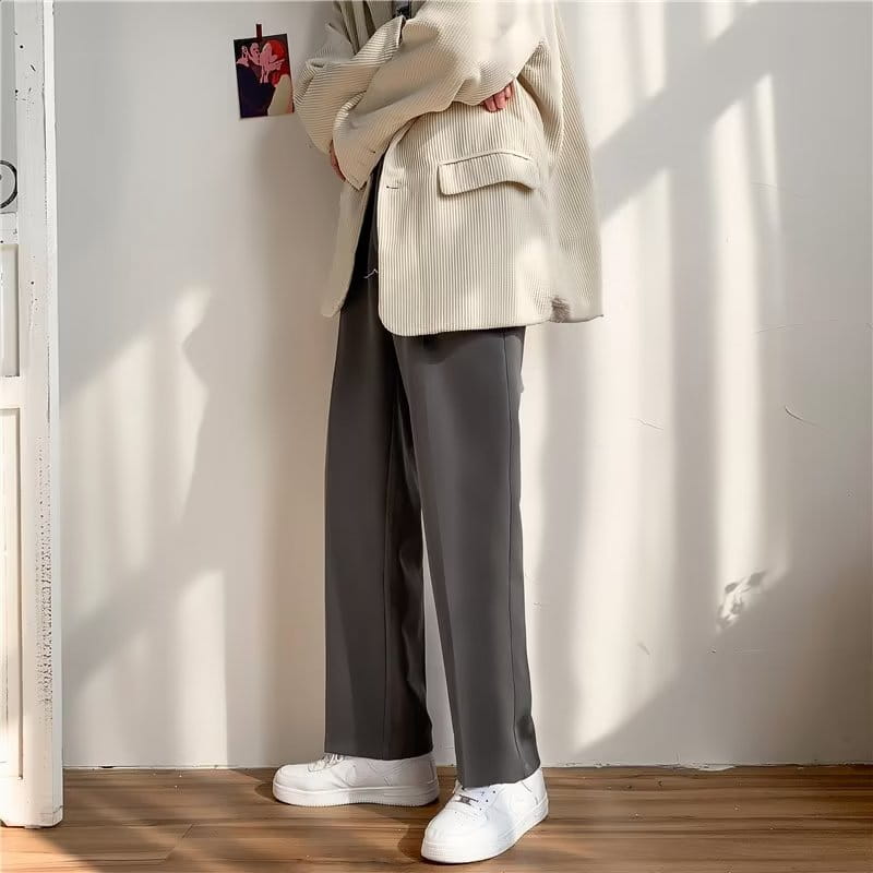 Blazer aus beigem Cord mit vertikalen Rippen und einer einzelnen Brusttasche, kombiniert mit plissierter Straight-Leg-Drapierungsloser Hose.
