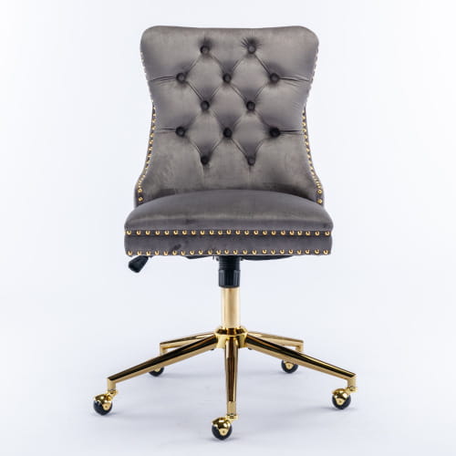 Chaise de bureau en velours capitonné gris avec piètement pivotant en métal à finition ton sur ton or et roulettes, conçue pour un espace de travail.