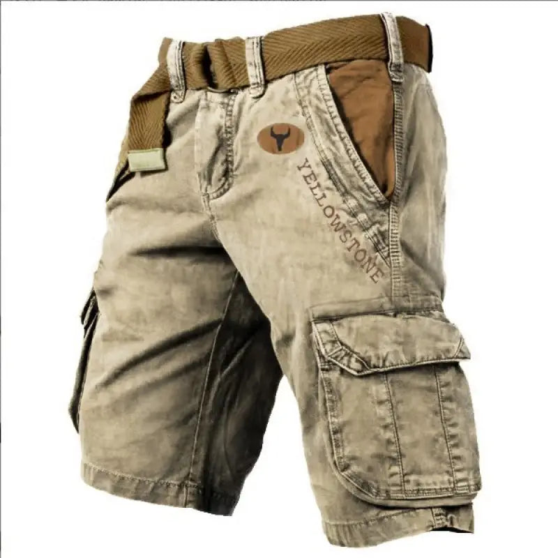 Bermudas cargo beige pour hommes à poches multiples, avec accents bruns et écusson logo Yellowstone, comprenant une ceinture et plusieurs poches fonctionnelles pour un usage en extérieur.