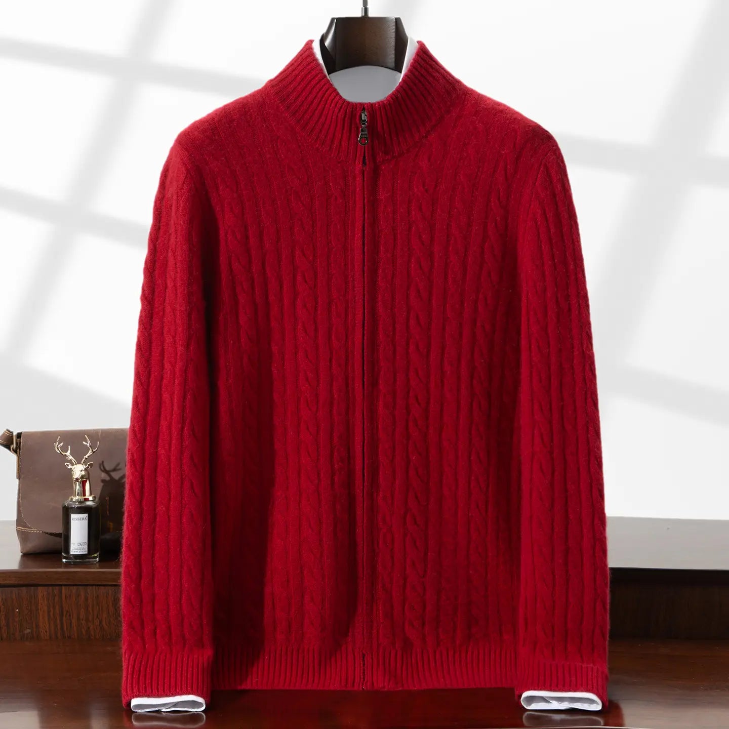 Herren-Zopfstrick-Reißverschluss-Pullover aus Kaschmir in kräftigem Rot mit weißen gerippten Bündchen und Kragenverzierungen.