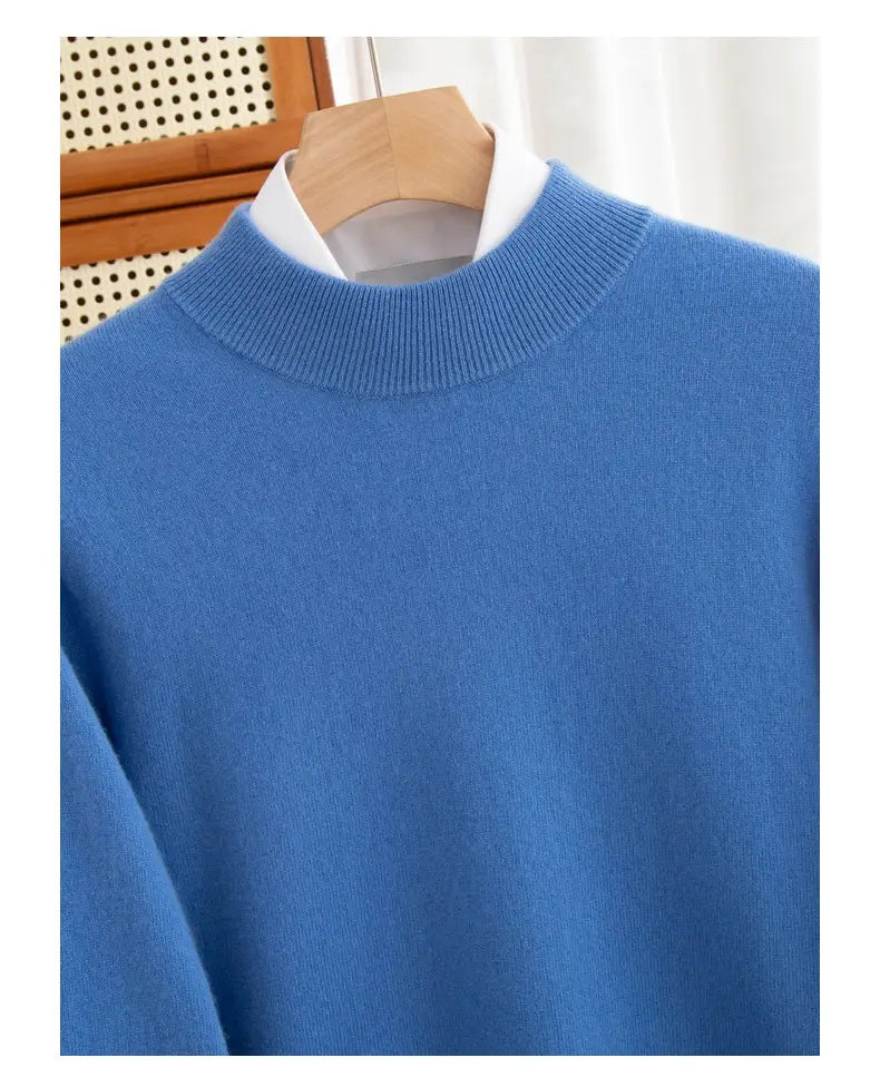 Wollstrickpullover für Herren in einfarbigem Blau mit gerippter Rundhalslinie, weich und für den Winter entworfen.