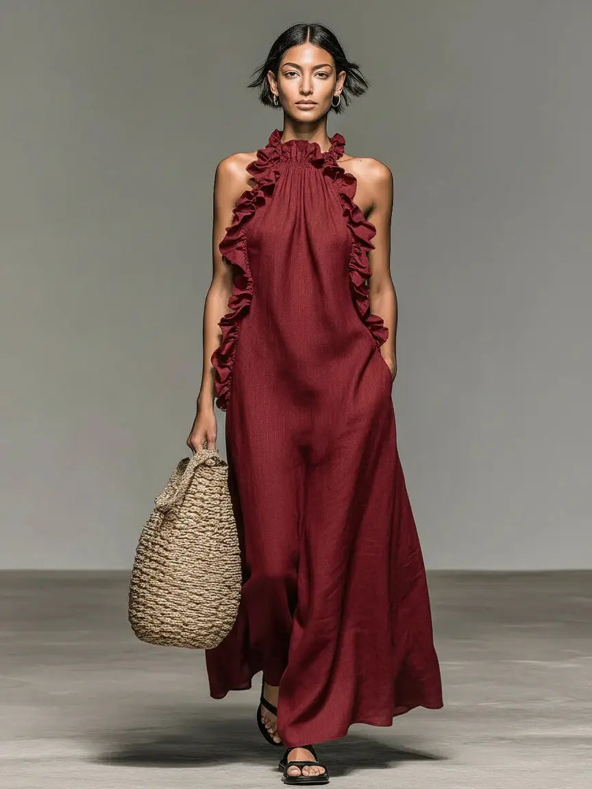 Une robe de villégiature longue maxi, à encolure bardot à volants et bretelles style licou, couleur bordeaux marbré, avec un dos nu ouvert et une silhouette sans manches décontractée.