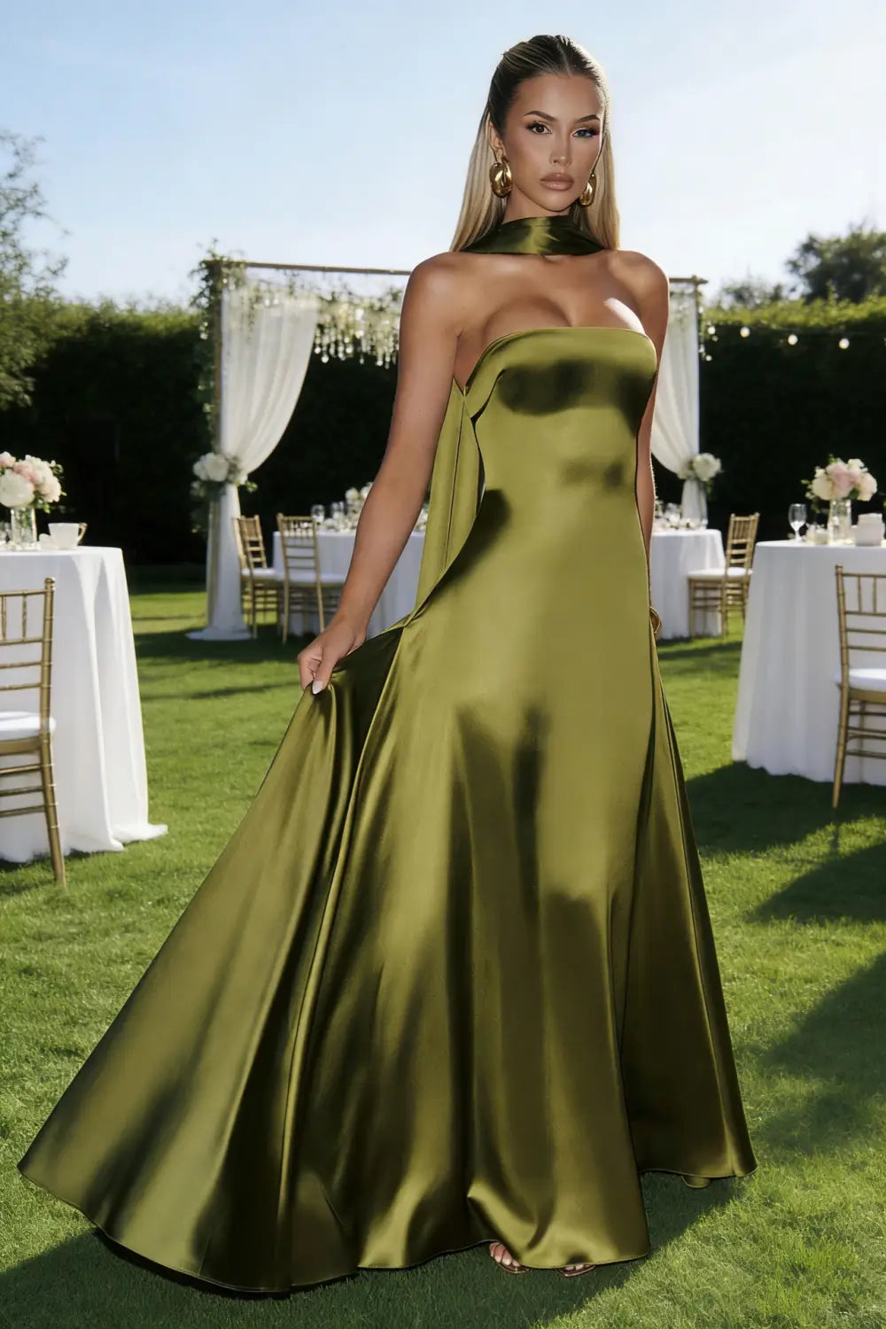 Un elegante vestido de noche sin tirantes de satén verde oliva, con escote alto y dramática cola.