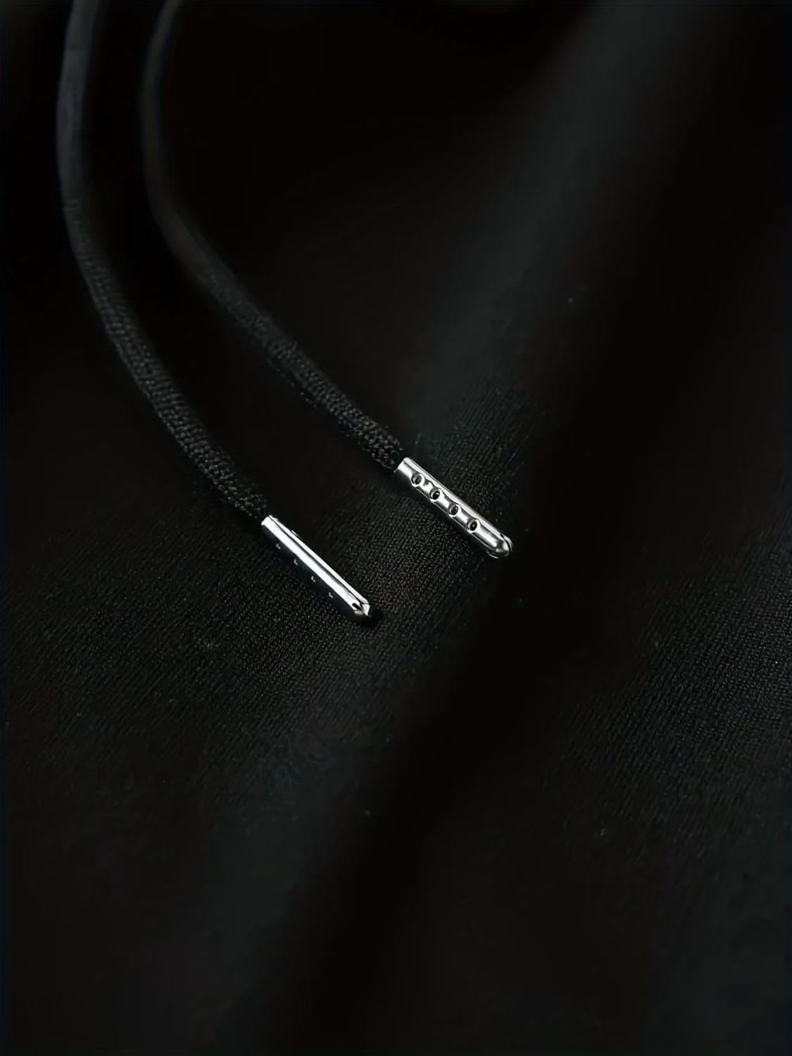 Schwarzer Kordelzug mit silbernen Metallösen an Herren-Frottee-Jogginghosen für den Casual-Streetwear-Stil.
