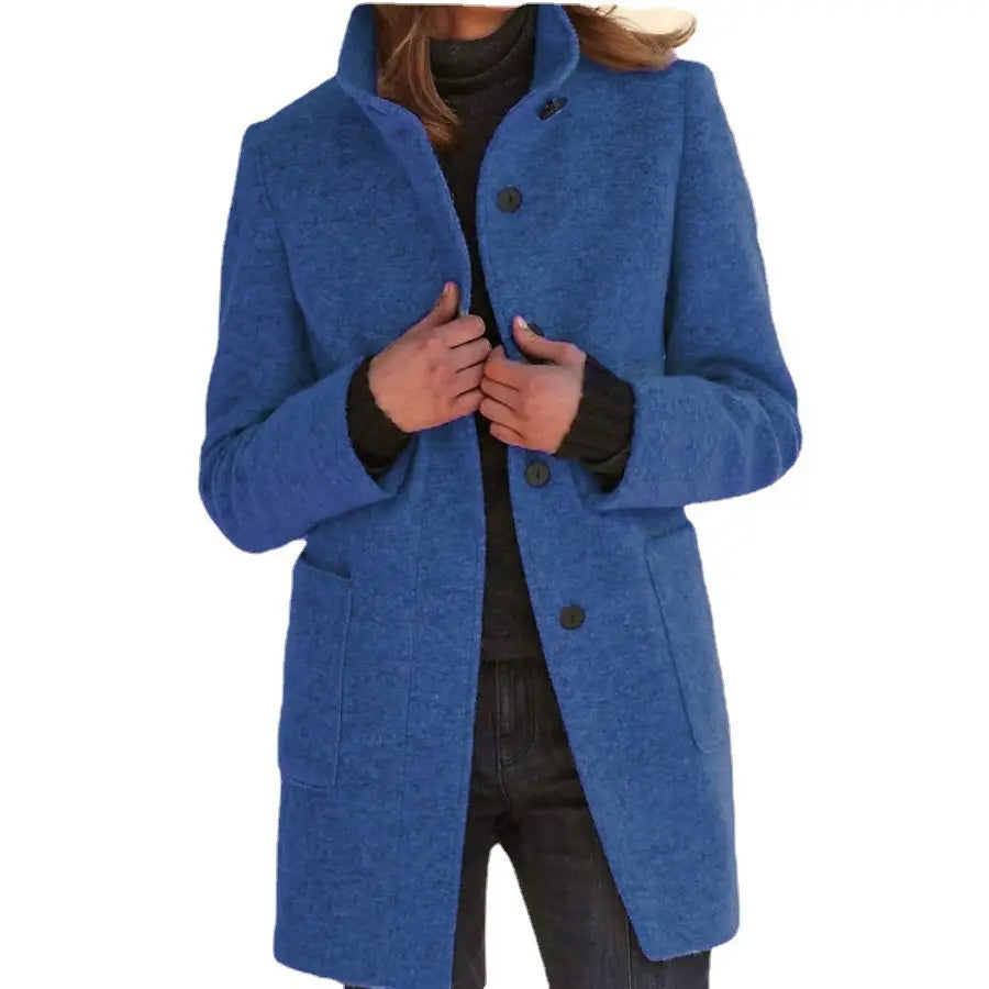 Ein leuchtend königsblauer Woll-Turtleneck-Mantel mit strukturierter Webart, klassischem Kragen und drei dunklen Knöpfen.