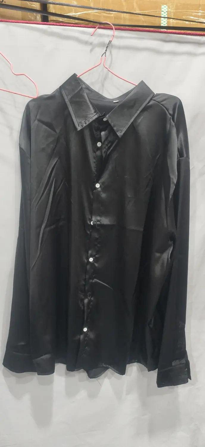 Schwarzes Satin-Glanz-Anti-Falten-Hemdkleid für Herren mit klassischem Kragen und langen Ärmeln