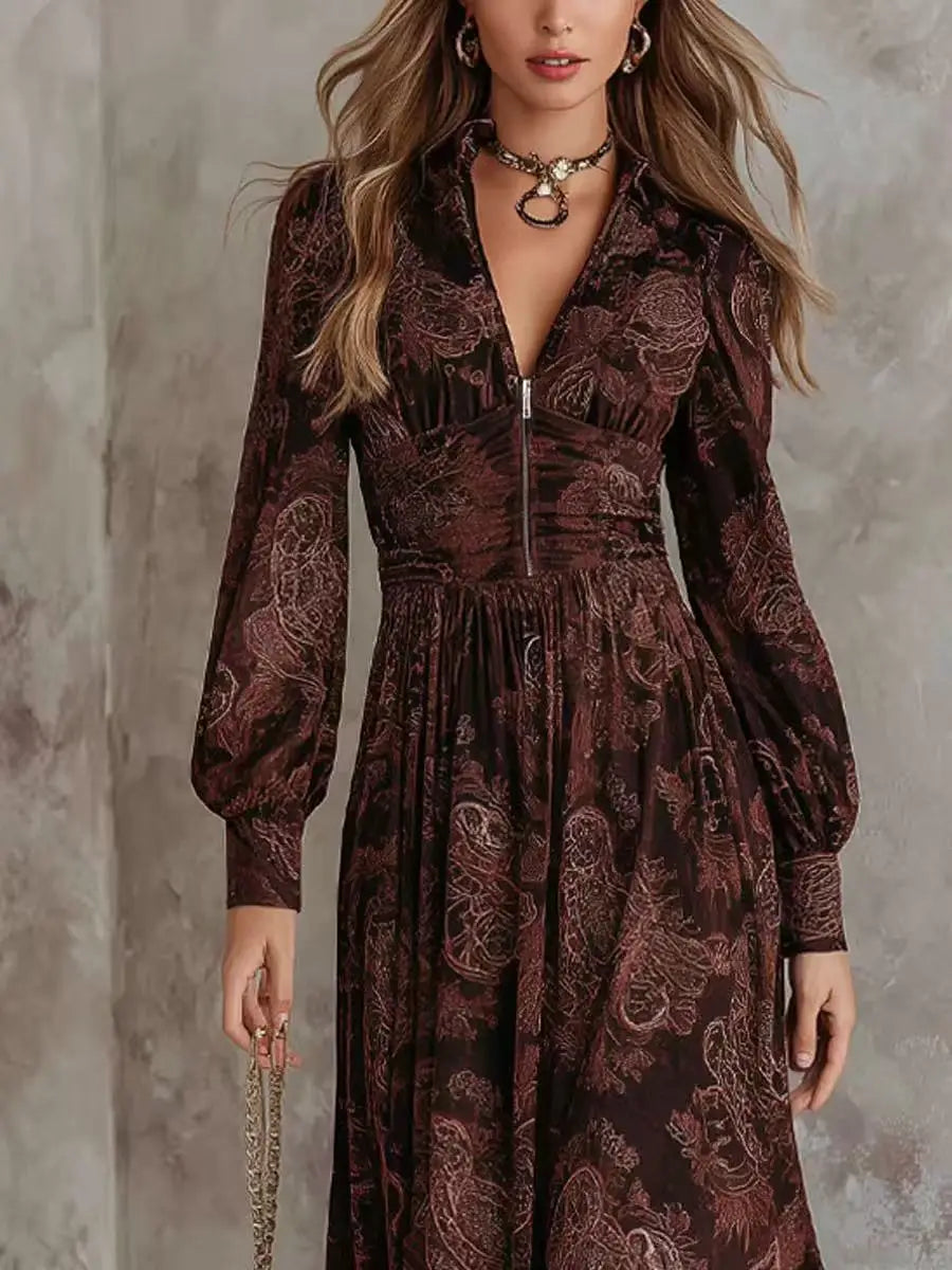 Une robe longue maxi à manches longues à motif cachemire rétro, longueur au sol, en velours bordeaux riche, avec un motif complexe et une fermeture éclair centrale au niveau de l’encolure.