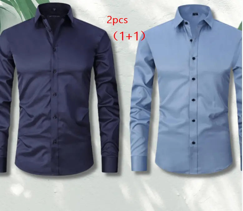 Ein Paar Herrenhemden mit langem Ärmel, Slim Fit, in Navyblau und Hellblau mit klassischen Knopfverschlusskragen und ordentlich gefalteten Manschetten, geeignet für formelle Anlässe