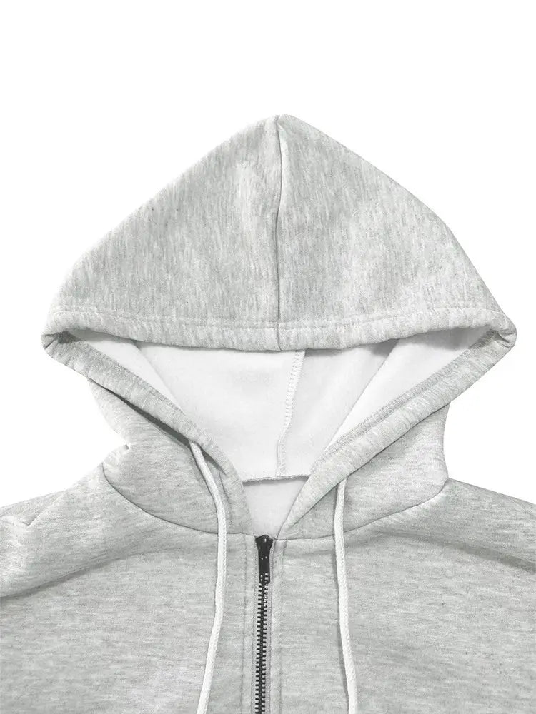 Sweat-shirt à capuche zippé imprimé graphique chiné gris, avec une capuche, des cordons blancs et une doublure intérieure blanche contrastante.
