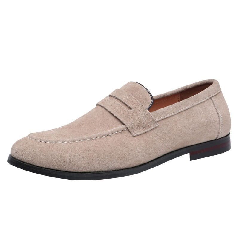 Herren-Wildleder-Pennyloafers in Beige mit schwarzer Gummisohle und kontrastierenden Nähten in einem trendigen Slip-On-Design.