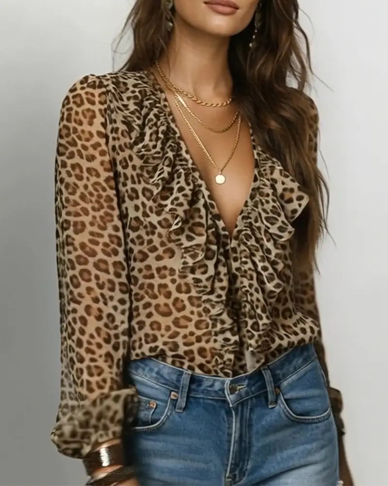 Una blusa con estampado de leopardo y volanteado en el cuello en forma de V, con mangas largas hecha de tejido translúcido.