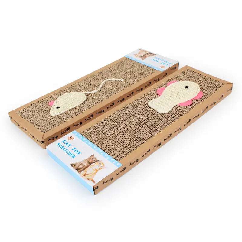 Tablero rascador de sisal para gato de cartón marrón con accesorios de ratones de felpa beige y rosa y de color crema adheridos.