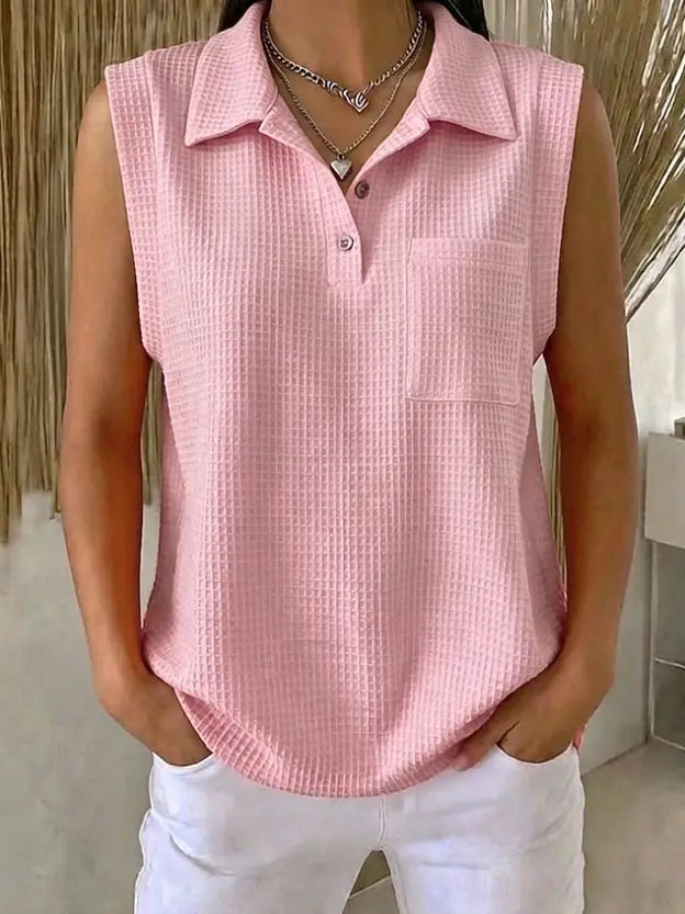 Camisa tipo polo tejida sin mangas para mujer en color rosa, con textura waffle y tapeta abotonada.