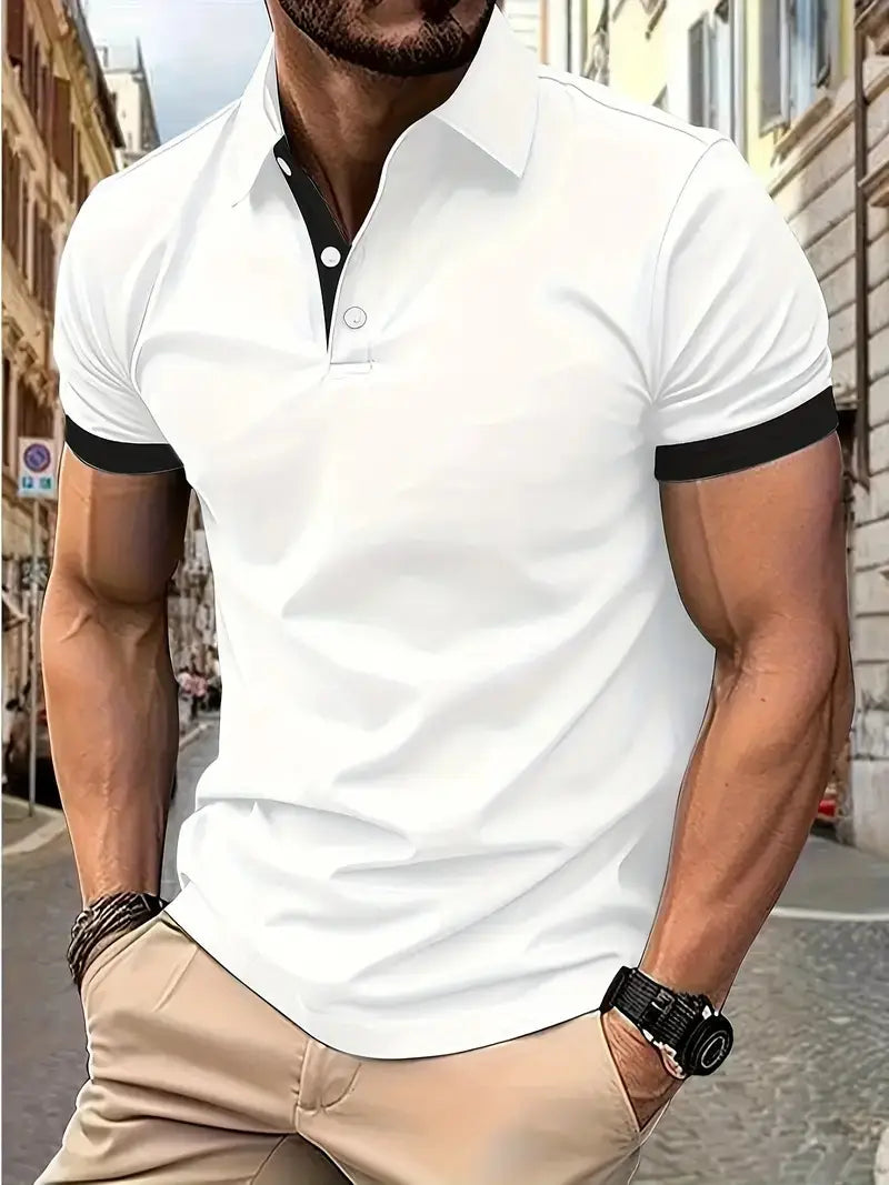 Kontrastiertes Herren-Poloshirt in Weiß mit kurzen Ärmeln, mit schwarzem Besatz an Kragen und Ärmelmanschetten, aus atmungsaktiver Baumwollqualität.