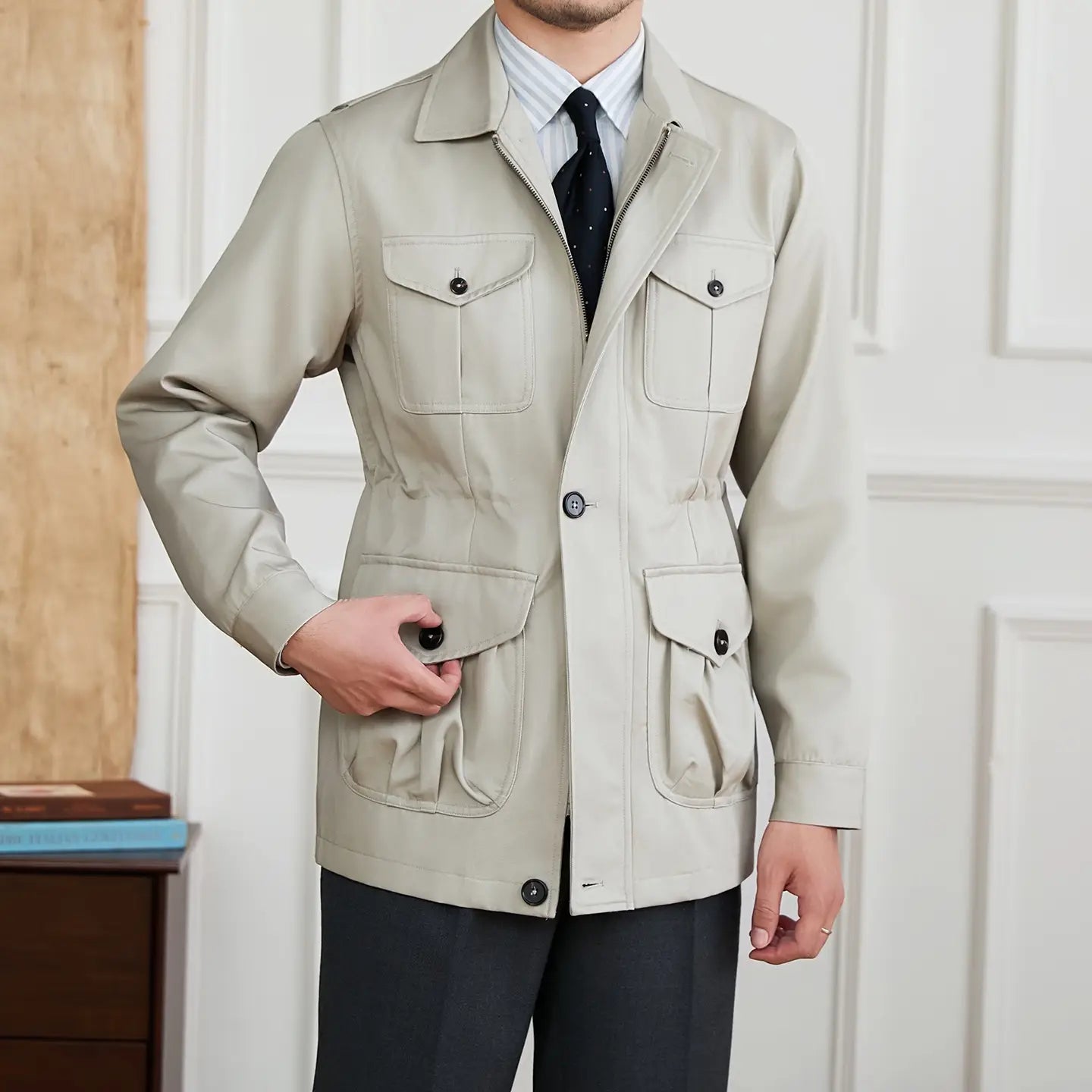 Beige Herren-Lyocell-Mischung Utility-Safarijacke mit mehreren Klappentaschen und schwarzen Knöpfen.