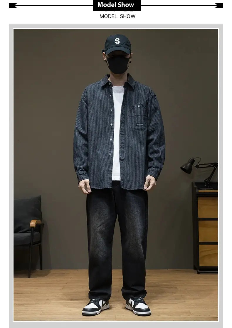 Dunkelblaues Herrenhemd aus Denim mit vertikalen weißen Nadelstreifen und klassischem Knopfverschluss.