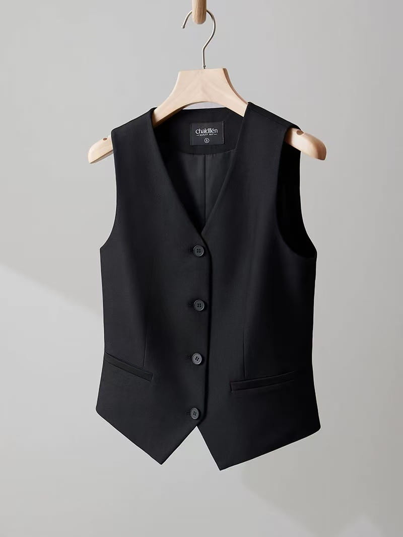 Schwarze maßgeschneiderte Polyesterweste für Damen mit fünf dunklen Knöpfen und zwei Vordertaschen.