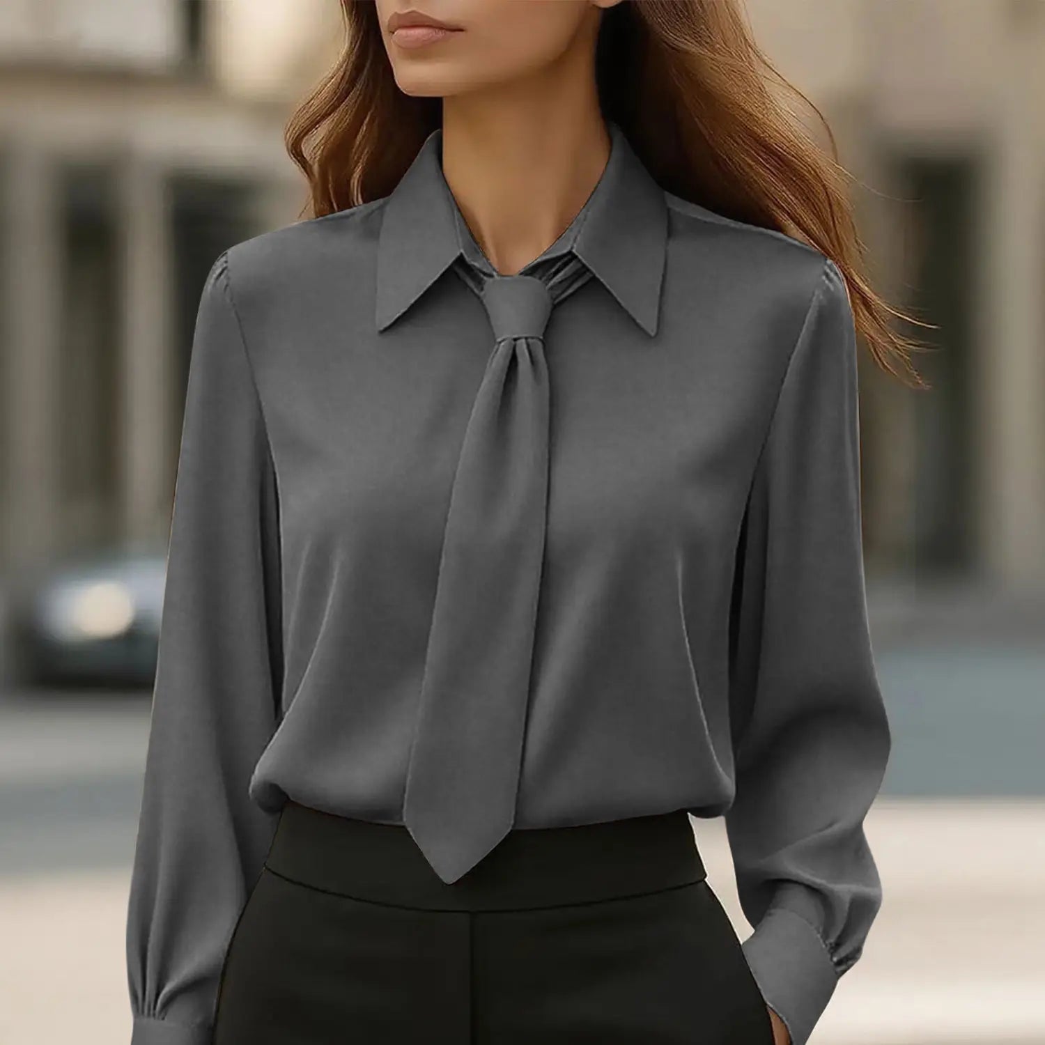 Blusa de seda gris elegante de manga larga con cuello clásico y detalle de lazo anudado en el cuello, camisa de satén con cuello tipo lazo y manga larga.