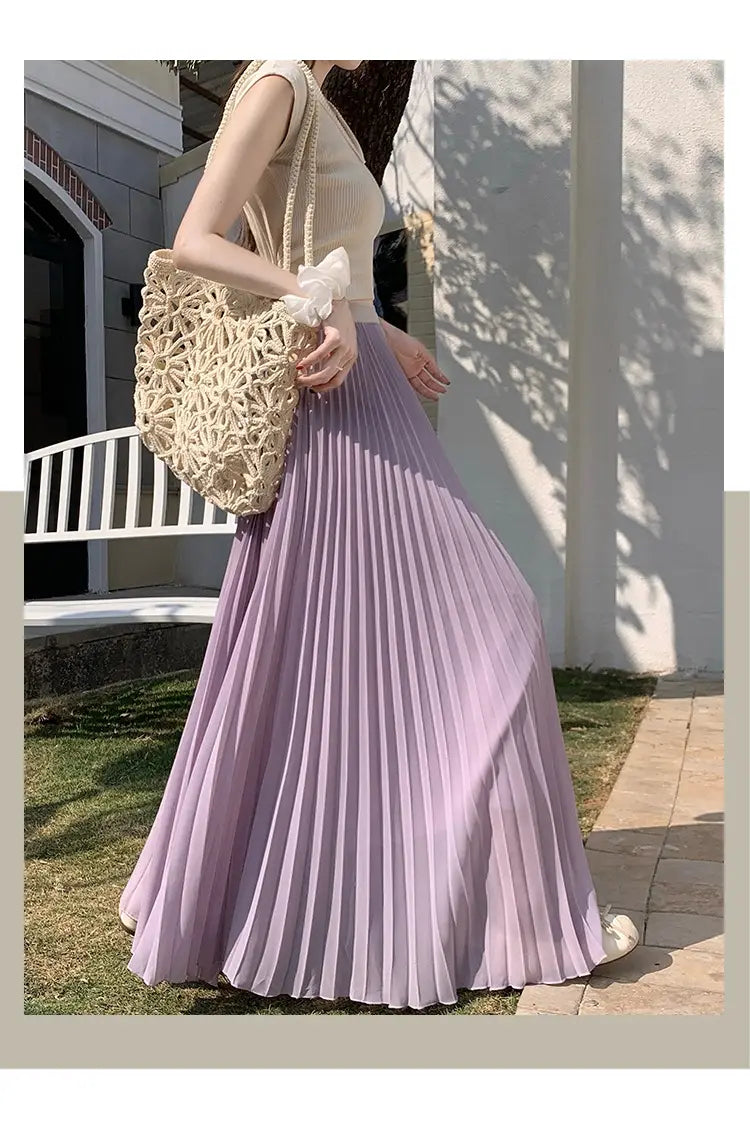 Ein fließender lavendelfarbener plissierter Chiffon-Maxirock für Damen aus weichem, leichtem Stoff, der elegant fällt.