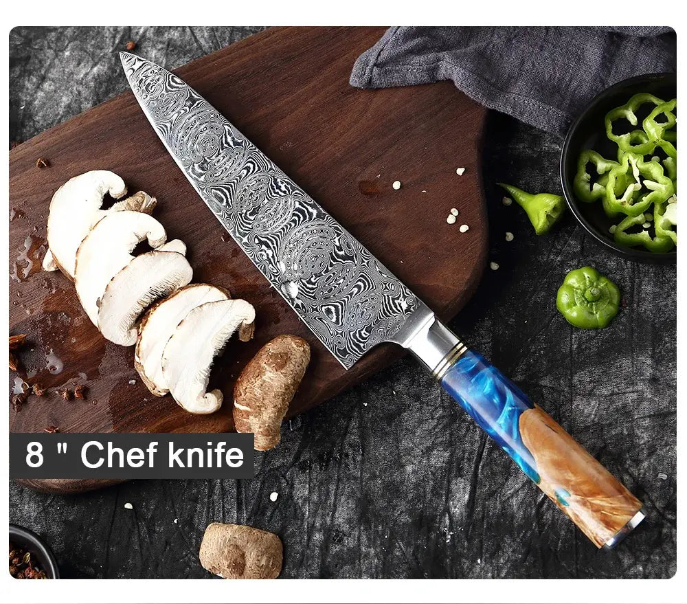 Cuchillo de chef de acero damasco de Damasco de 8 pulgadas con intrincados patrones de remolinos en la hoja y un mango que combina resina azul vibrante con vetas naturales de madera.
