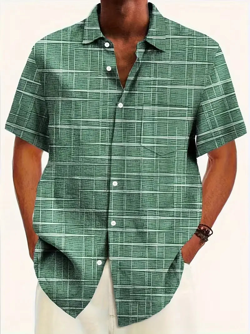 Chemise verte à manches courtes style coréen à coupe slim pour homme, boutonnée, avec une discrète grille vert clair et blanche, idéale pour la tenue d’été.