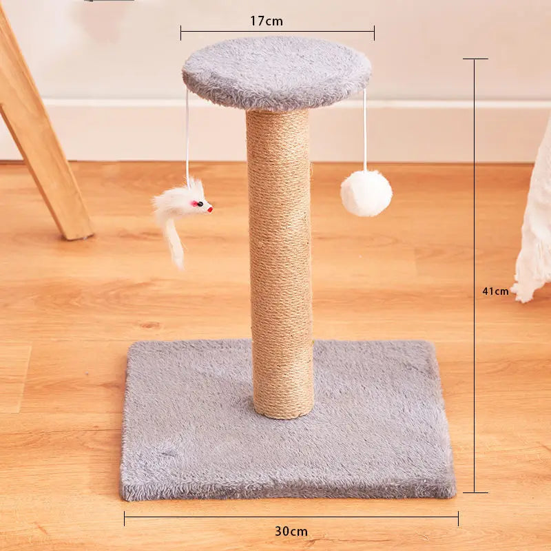 Grauer Plüsch-Katzenkratzer aus Sisal als vertikaler, langlebiger Spielzeugpfosten mit einer mit Sisal umwickelten mittleren Säule und zwei herabhängenden Spielzeugen für Katzenkratzen und Spielen.