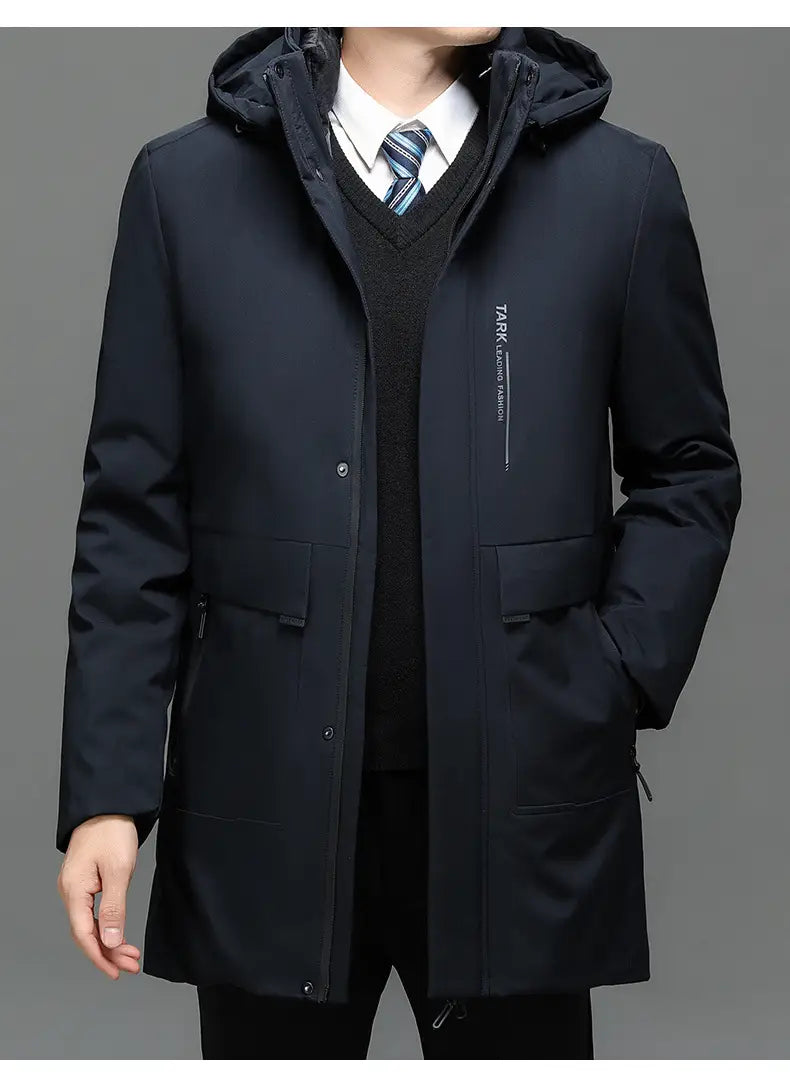 Chaqueta de invierno negra con capucha acolchada térmica en negro, con un diseño moderno y elegante y una marca vertical discreta en el lado izquierdo del pecho.