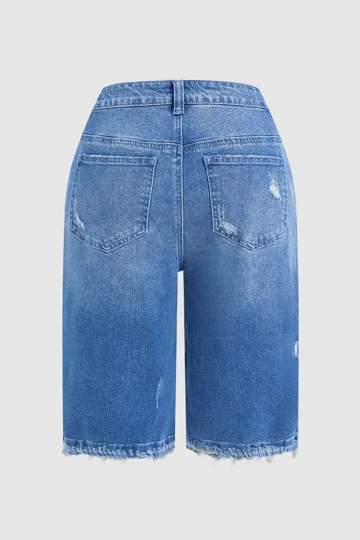 Pantalones capri de mezclilla azul desgastada con desgarros, con dobladillo deshilachado y un desvanecimiento sutil.