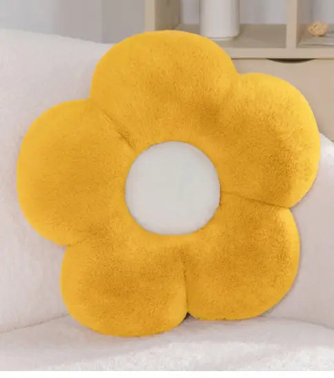 Un oreiller de taille en forme de fleur tournesol en peluche, jaune vif, avec une texture duveteuse et douce et un centre circulaire blanc contrastant, mesurant 45 cm.