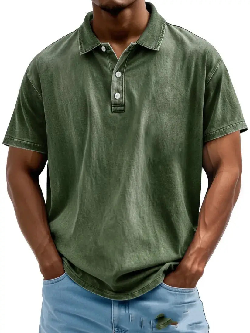 Olivgrünes, kurzärmeliges ausgefranstes Baumwoll-Poloshirt mit klassischem Kragen und Knopfleiste.