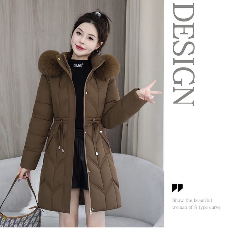 Braune gesteppten Winterjacke aus Baumwolle mit einer kuscheligen, pelzgefütterten Kapuze und passendem Tunnelzug in der Taille, ausgelegt für kaltes Wetter.