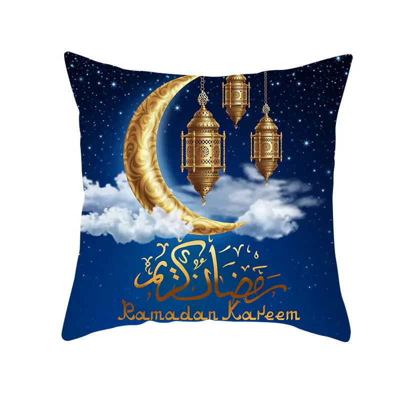 Funda cuadrada para cojín de Ramadán Kareem azul y oro para linterna Eid, con fondo azul marino profundo: linternas doradas ornamentadas colgando sobre una luna creciente por encima de nubes blancas, acentuada con caligrafía árabe y la frase Ramadán Kareem en dorado.