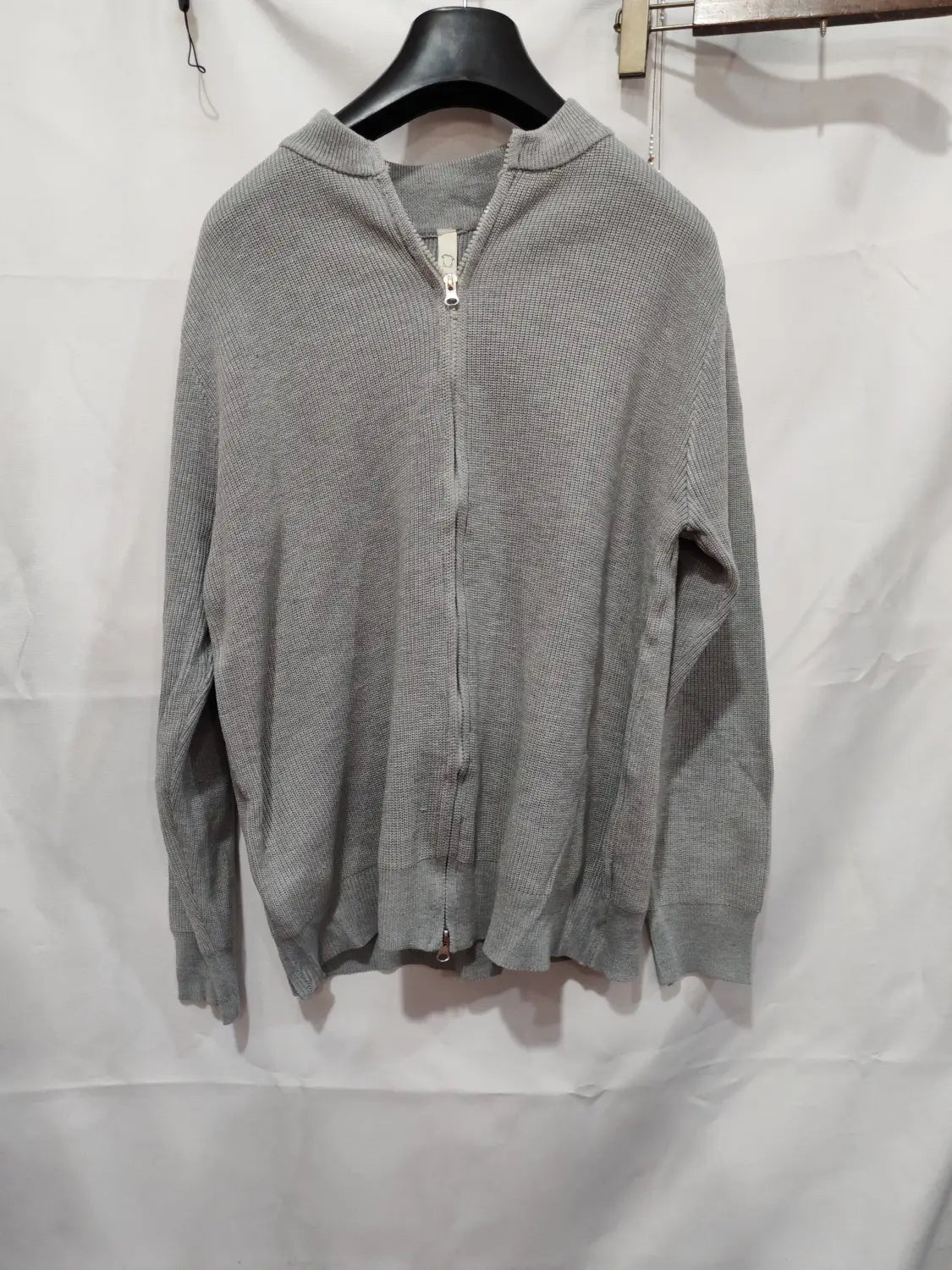 Herren-Slim-Fit-Strickcardigan mit Reißverschluss in grauem meliertem Strick mit gerippten Bündchen und Saum sowie mit Reißverschluss vorne.