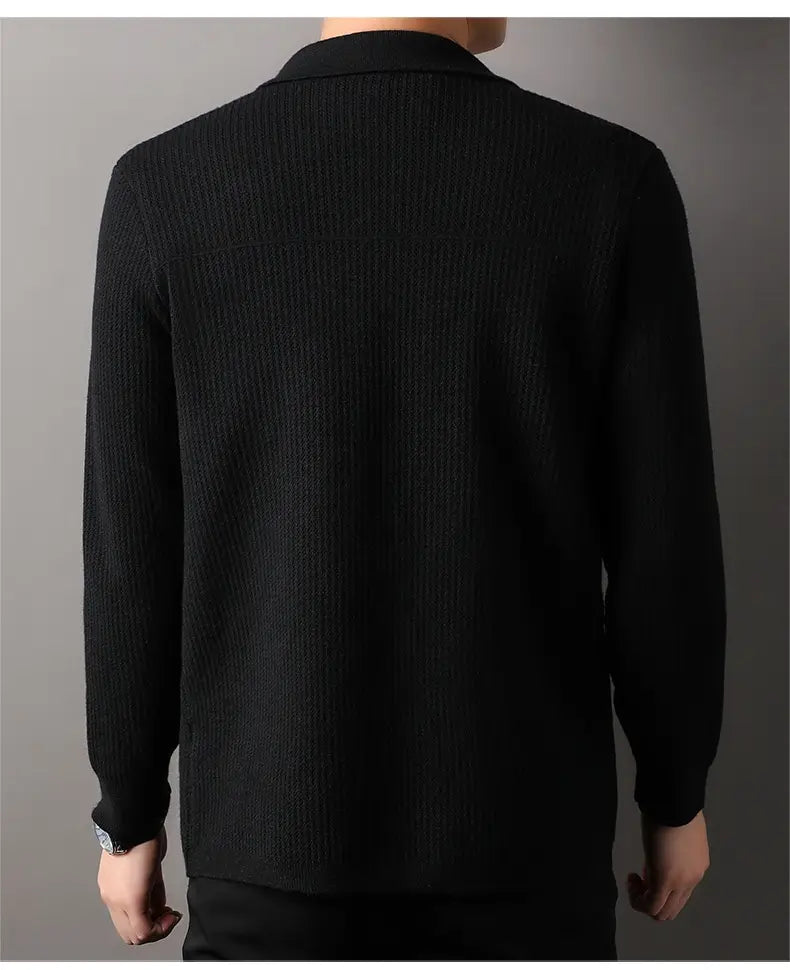 Ein schwarzer Rippstrick-Cardigan-Mantel für Herren mit klassischem Kragen und langen Ärmeln.