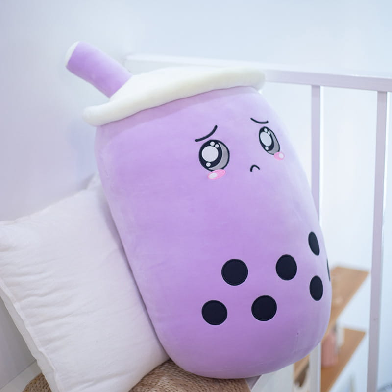 coussin moelleux violet de thé aux perles boba, avec des perles de tapioca noires, un sommet en mousse blanche et une paille violette, conçu comme un accessoire en forme de lait de thé aux fruits kawaii.