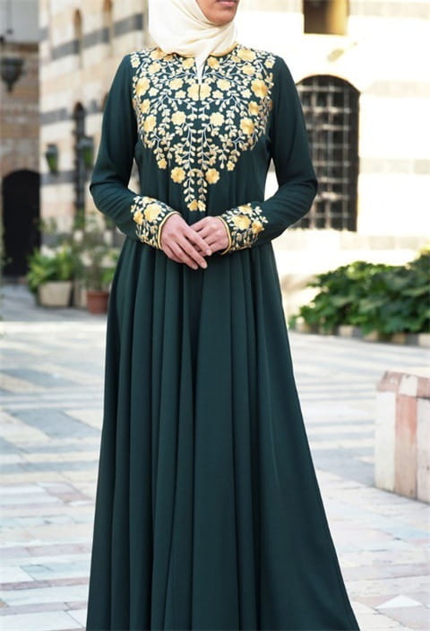 Robe abaya en coton vert foncé, avec une broderie florale dorée complexe sur le buste et les poignets, conçue comme une robe abaya en coton beige à broderie dorée.