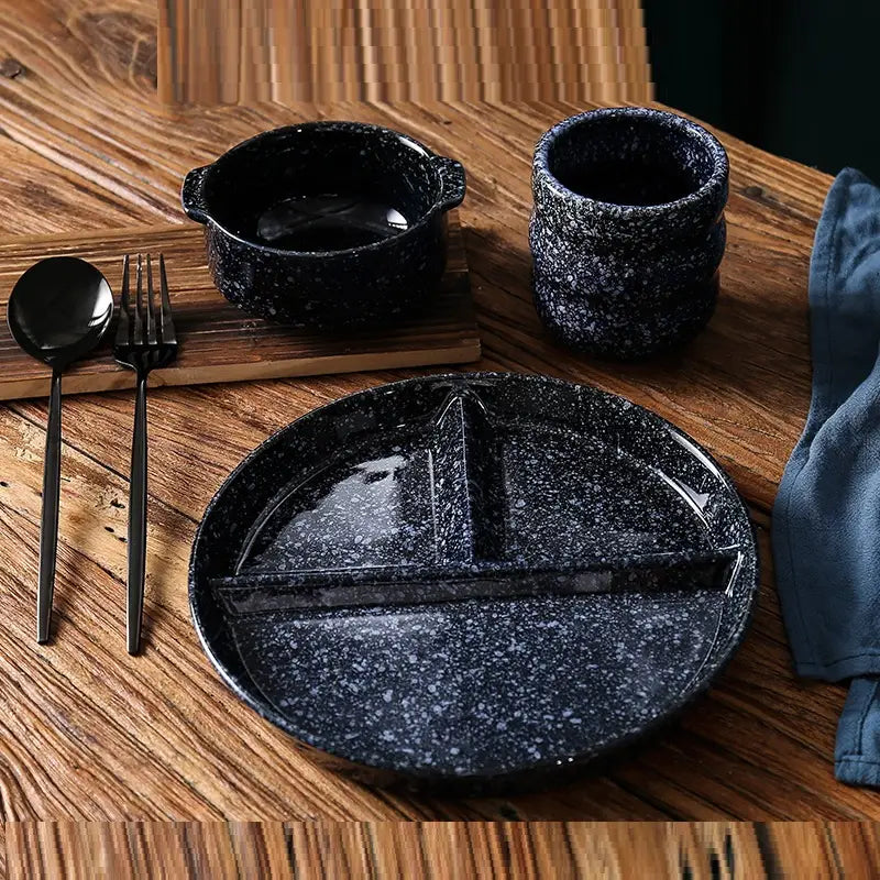 Assiette de dîner divisée en céramique à mouchetures noires, avec finition vitrifiée et compartiments multiples.