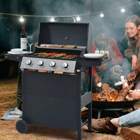 Schwarzer Propangasgrill mit vier Brennern, Edelstahl-Bedienelementen und für das Kochen im Freien ausgelegten Seitenablagen, mit 34.000 btu Leistung