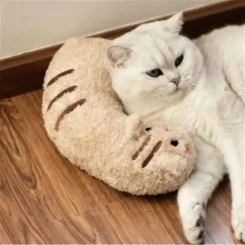 Plüsch-Katzenkissen zur Nackenunterstützung und Gelenkentlastung in einer flauschigen beigen Kissenform mit braunen Streifendetails.