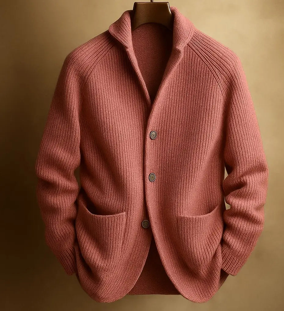 Ein rosafarbenes, weiches geripptes Strickdesign für Herren, als Strickcardigan im Casual-Stil mit Taschen und Knopfverschluss, mit einem Ausschnittkragen/Notched Collar und drei dunklen Knöpfen.