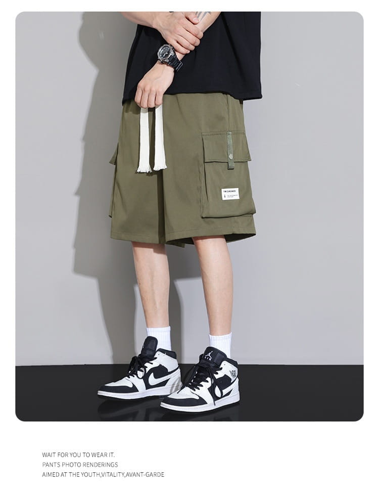 Shorts cargo décontractés pour homme grande taille en vert olive, cordons blancs, petite étiquette sur la poche, conçus pour une coupe ample et un usage sportif