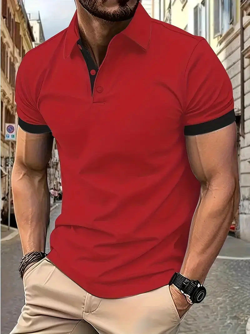 Kontrastiertes Herren-Poloshirt in Rot mit schwarzem Kragen und Ärmelmanschetten, mit kurzen Ärmeln aus atmungsaktivem Stoff.