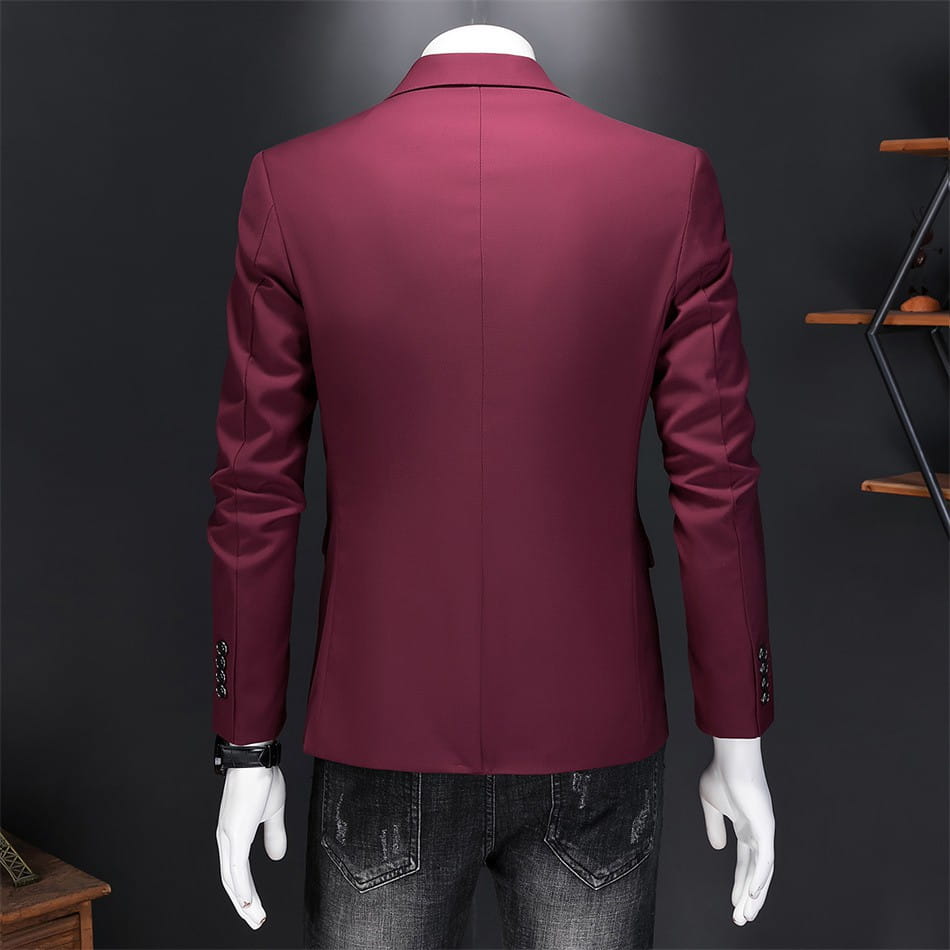 Chaqueta de vestir empresarial de pana burdeos vibrante con ajuste slim, ajuste a medida y detalles discretos de botones en los puños.