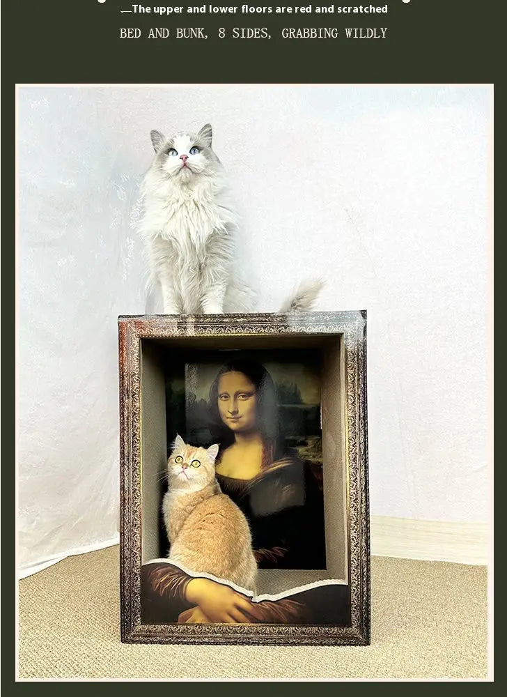 eine flauschige weiße Katze mit grünen Augen und einer orangefarbenen Tigerkatzenzeichnung sitzt auf einem „Mona Lisa“-Katzenkissen-Kratzbrett, das einen dunklen, prunkvollen Rahmen aufweist und für Katzenkomfort sowie Spiel ausgelegt ist.