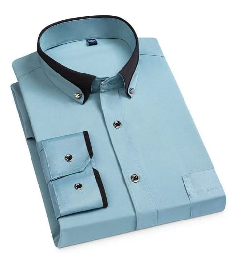 Herren Stretch-Anzughemd mit Kontrastkragen in Hellblau mit schwarzem Kontrastkragen und Manschetten sowie silberfarbenen Knöpfen.