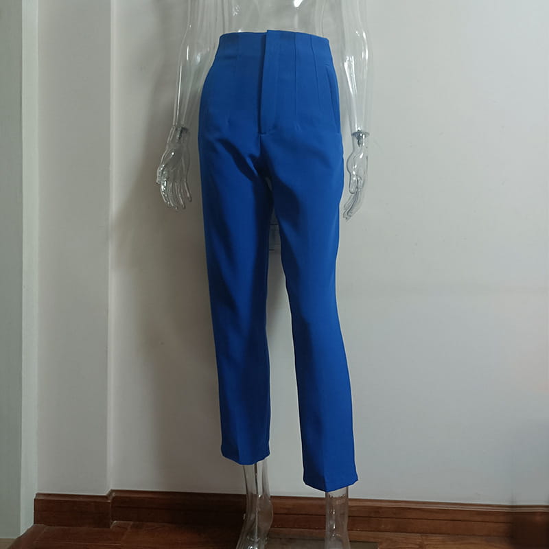 Pantalon taille haute à plis plats et jambes droites bleu vif, coupe soignée, présenté sur un mannequin transparent.
