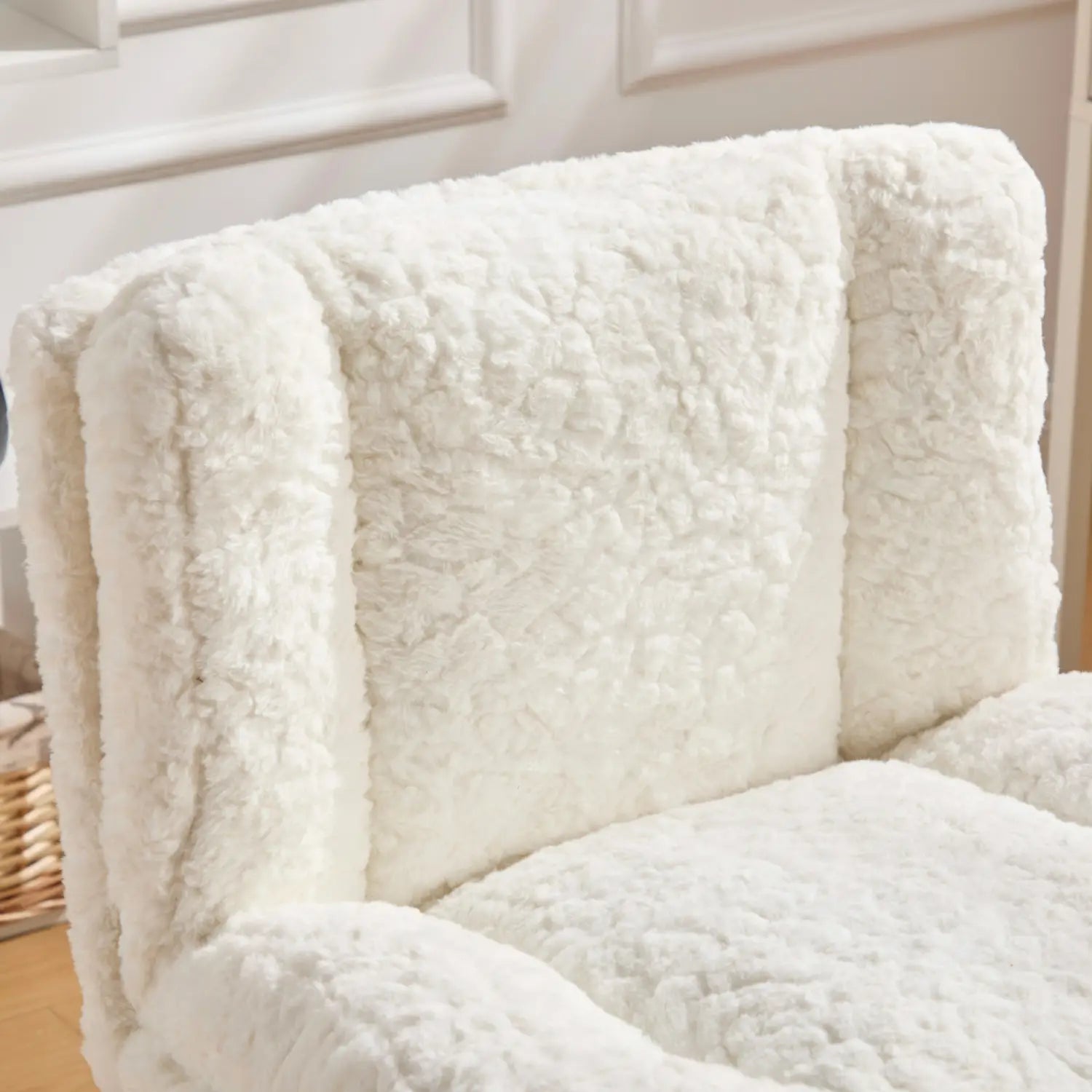 Chaise de bureau en fausse fourrure blanche et duveteuse, avec fonction de pivotement de l’assise large et surface texturée duveteuse pour un usage de vanité ou de bureau