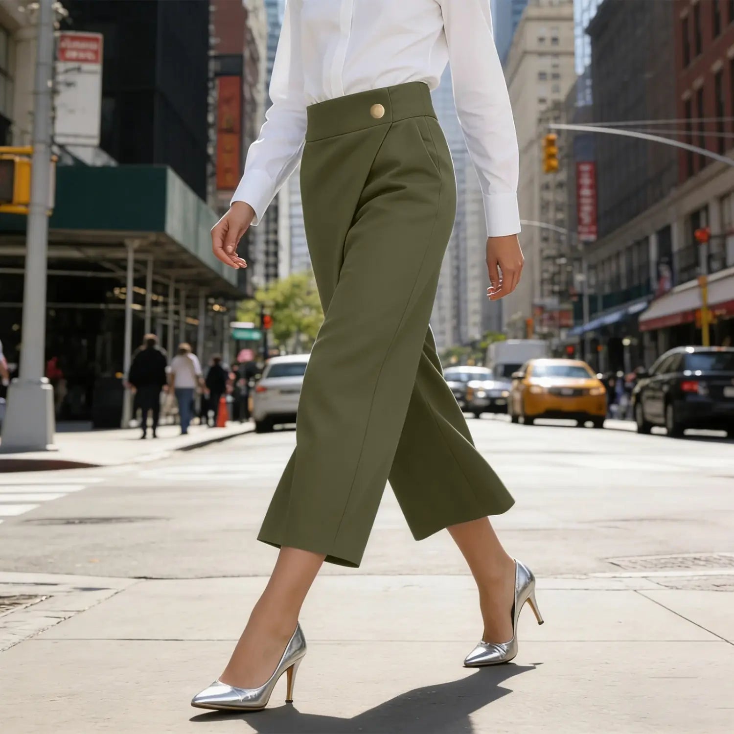 olivgrüne High-Waist-Wide-Leg-verkürzte Hosen mit goldfarbenem Knopf am Bund, entworfen für einen stilvollen und bequemen Sitz.